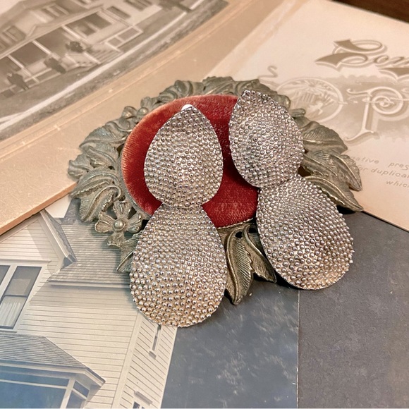 Lg Vintage Silver Tone Raindrop Textured Statement Clip on Earrings - Picture 2 of 15